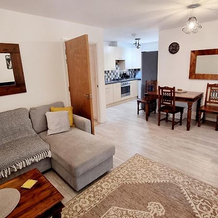 Spacious Two Bedroom Apartment With One Parking Space Thame Luaran gambar
