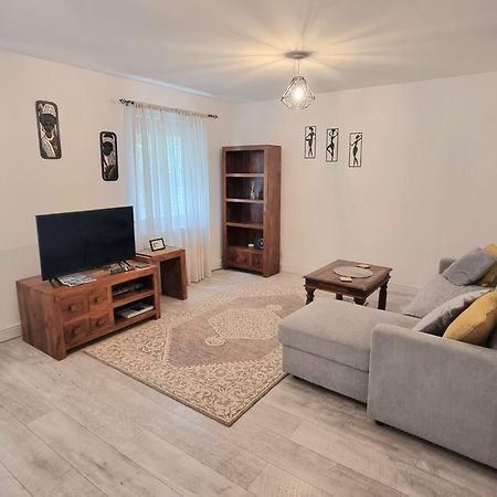 Spacious Two Bedroom Apartment With One Parking Space Thame Luaran gambar