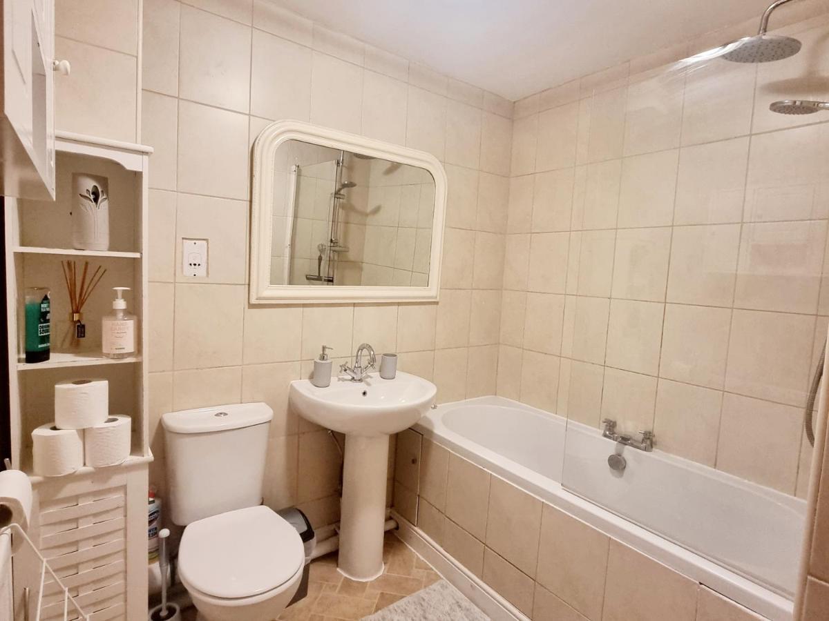 Spacious Two Bedroom Apartment With One Parking Space Thame Luaran gambar